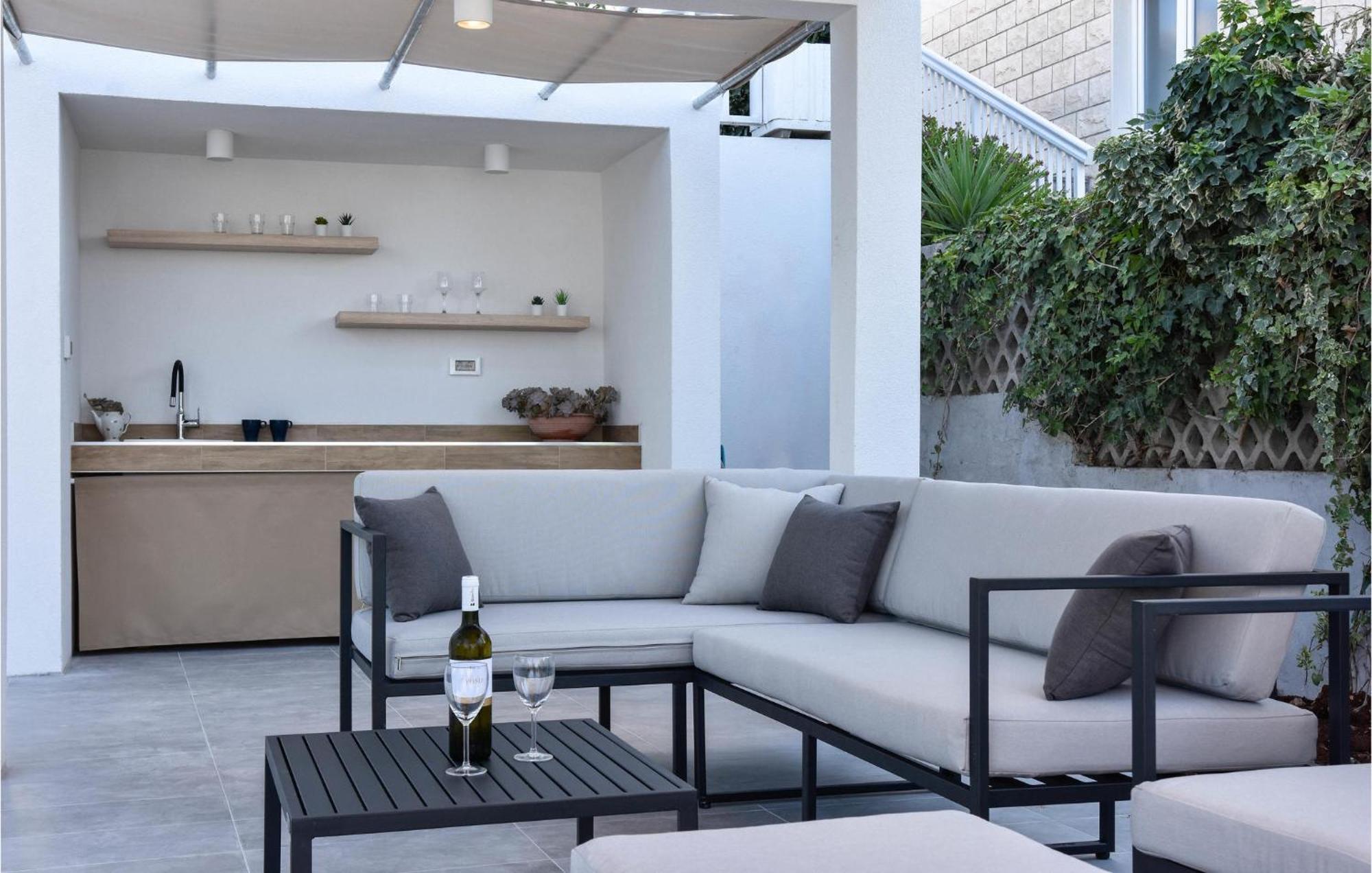 Сasa de vacaciones 5 Bedroom Cozy In Podstrana