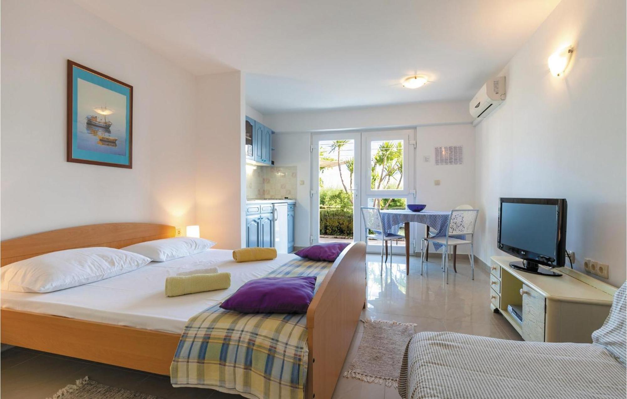 5 Bedroom Cozy In Сasa de vacaciones Podstrana