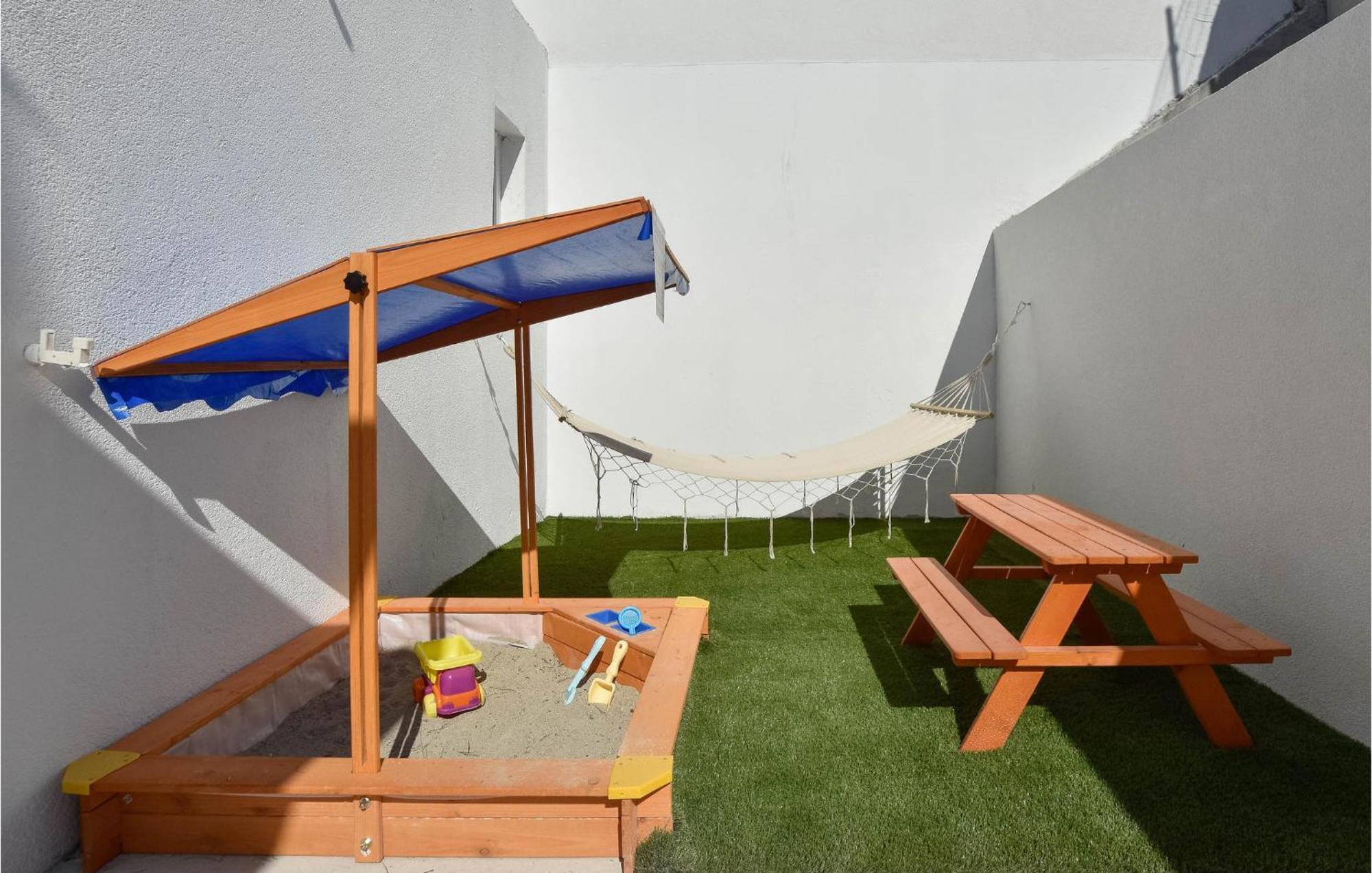 Сasa de vacaciones 5 Bedroom Cozy In Podstrana
