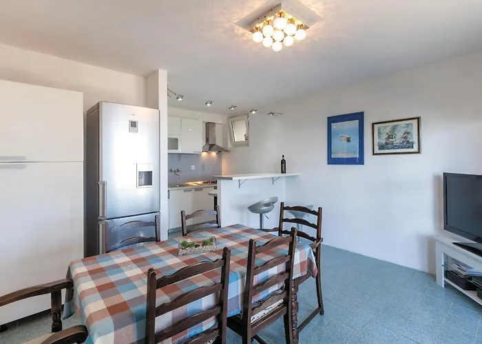 5 Bedroom Cozy Home In Podstrana