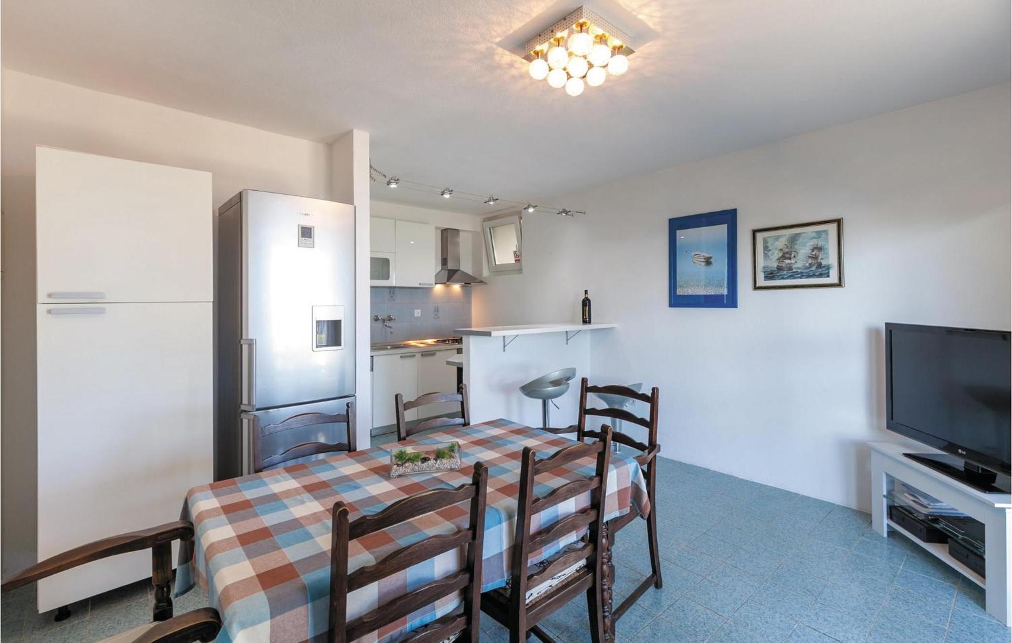 5 Bedroom Cozy In Podstrana